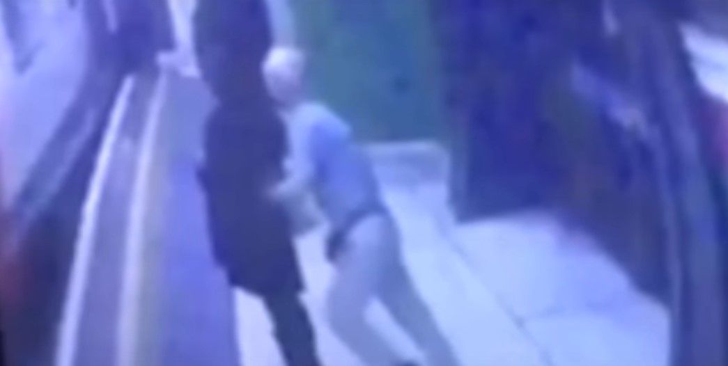 Video: anciano avienta a musulmana contra el metro
