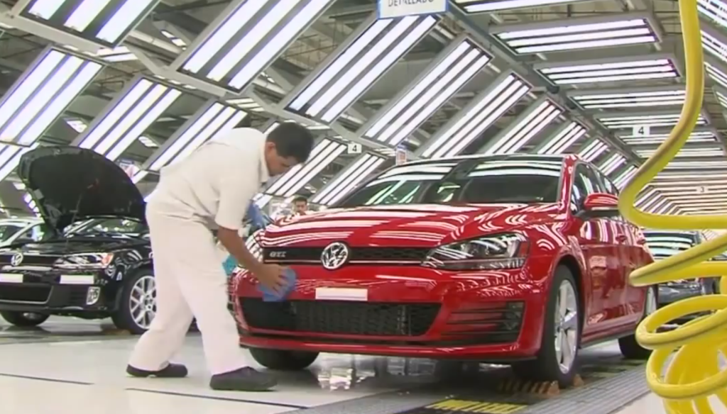 Caen ventas de Volkswagen tras escándalo - volkswagen-starts-golf-7-production-in-mexico-video-74901_1-1024x584