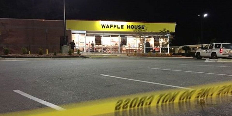 Exbombero mata a mesera que le pidió apagar su cigarro