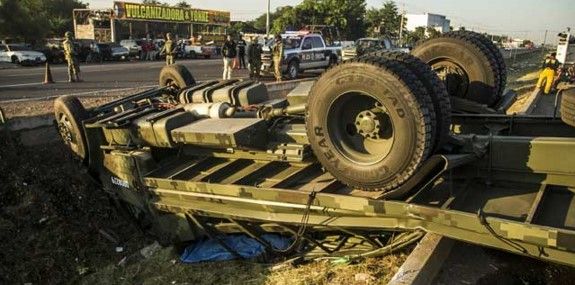 Volcadura de vehículo militar deja un muerto y diez heridos