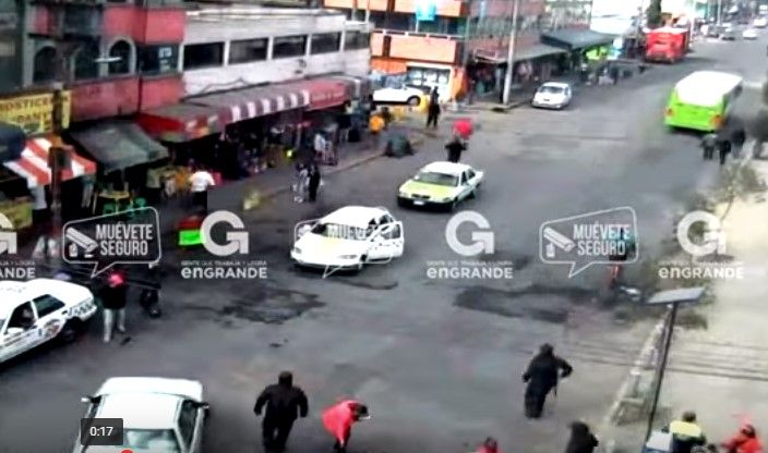 Video: camionero arrolla a dos mujeres e intenta huir