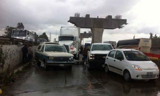 Choque múltiple en la Puebla-México deja al menos tres lesionados