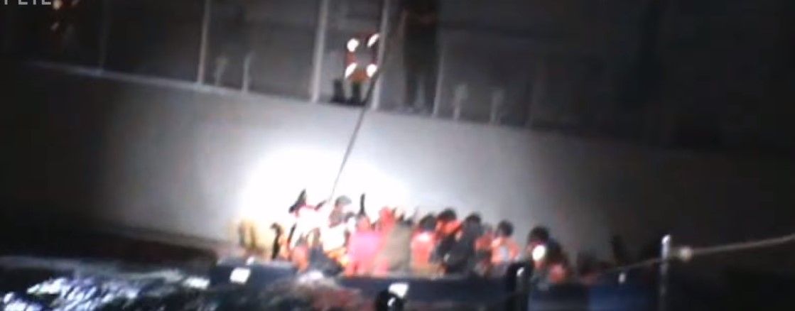 Video: tripulante de barco griego provoca naufragio de migrantes