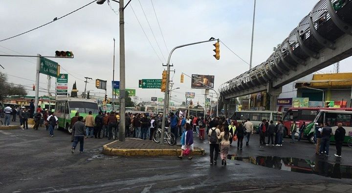 Microbuseros marchan al Centro de Xochimilco