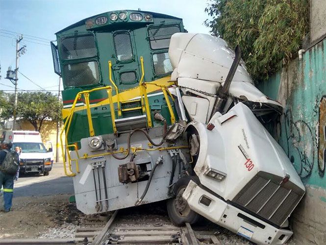 Tren impacta a traíler en Azcapozalco - 1366390