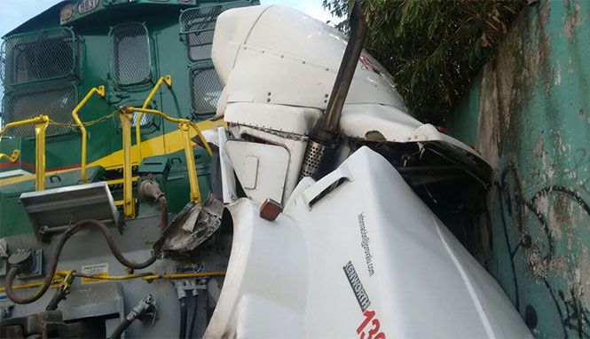 Tren impacta a traíler en Azcapozalco - 1366391