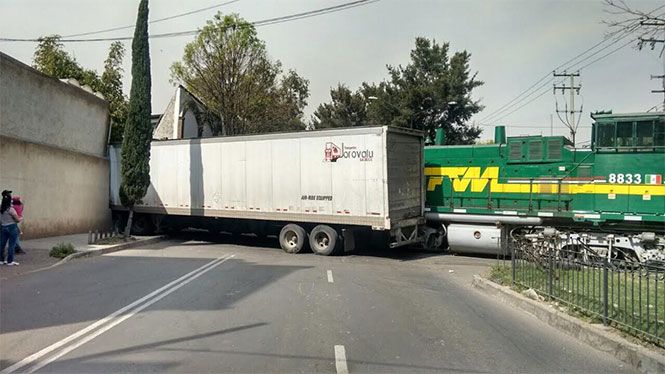 Tren impacta a traíler en Azcapozalco Tren impacta a traíler en Azcapozalco
