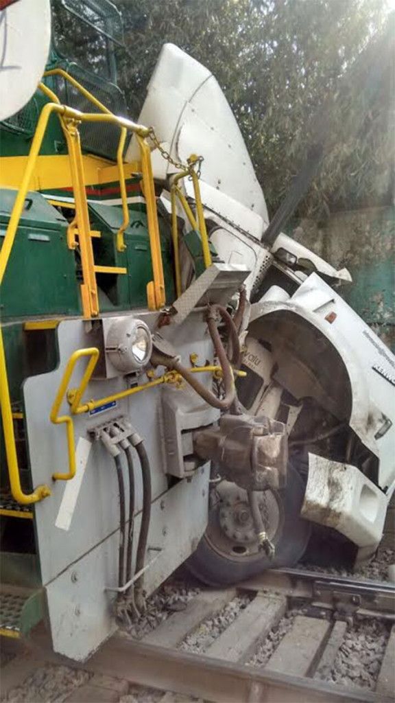 Tren impacta a traíler en Azcapozalco - 1366394-576x1024