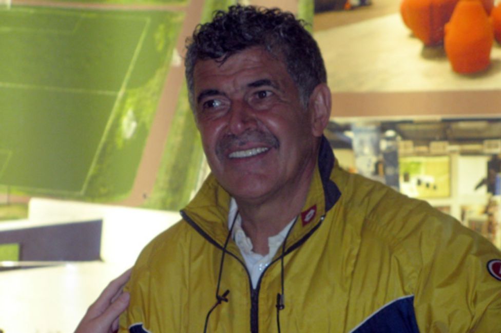 Cortan bigote a Tuca Ferretti - 1444685388_198801_1444686622_album_grande