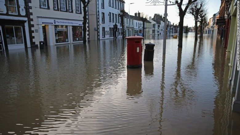 Imágenes: lluvias provocan inundaciones en Reino Unido - 151207095150-uk-weather-floods-storm-desmond-1-exlarge-169