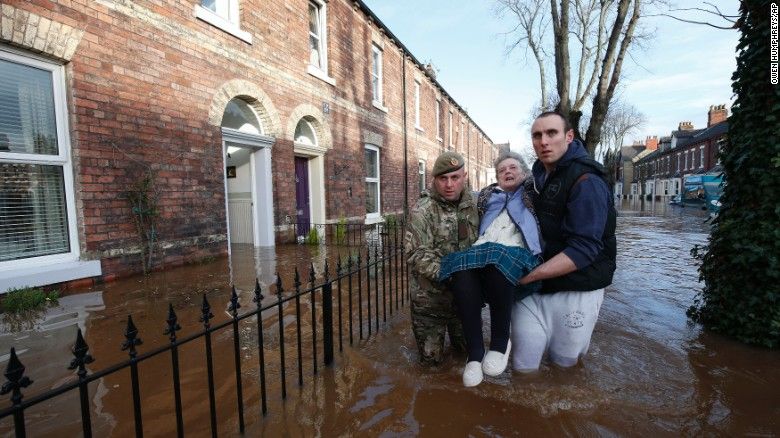 Imágenes: lluvias provocan inundaciones en Reino Unido - 151207095155-uk-weather-floods-storm-desmond-3-exlarge-169