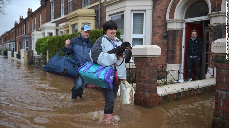 Imágenes: lluvias provocan inundaciones en Reino Unido - 151207095200-uk-weather-floods-storm-desmond-7-exlarge-169