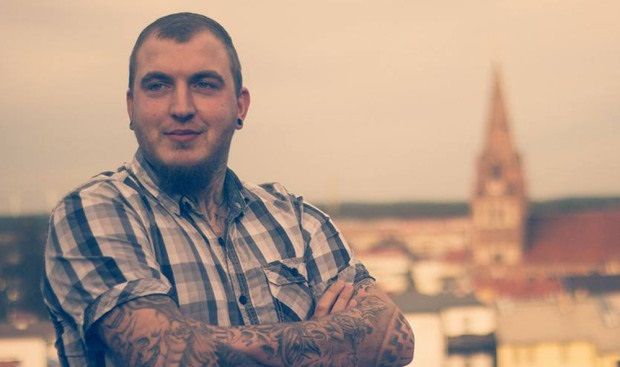 Suspenden a político alemán por tatuaje nazi