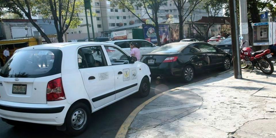 PGJDF reincide en ocupar avenidas como estacionamiento