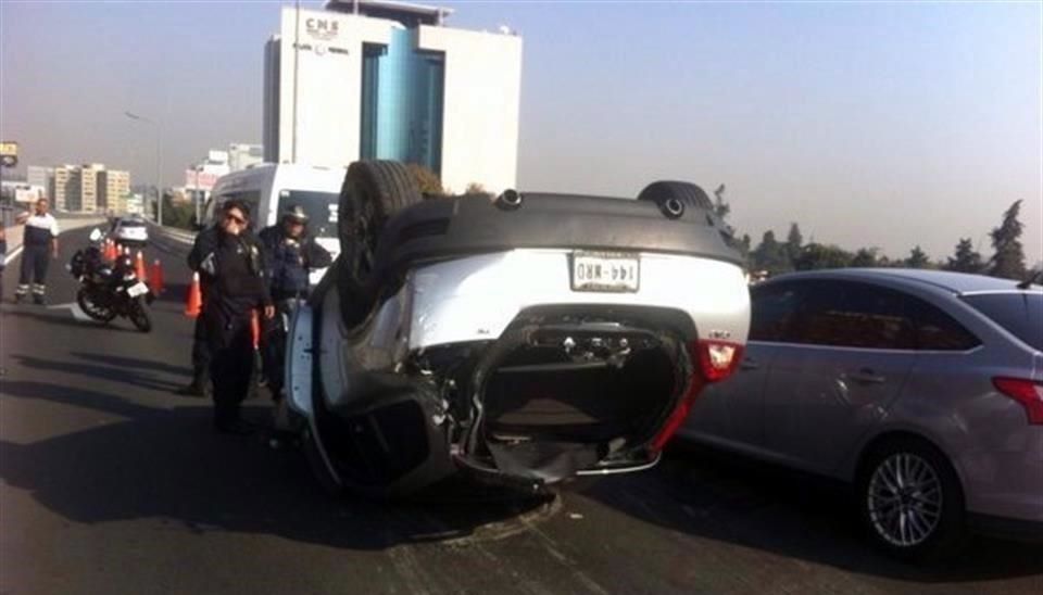Vuelca auto en Segundo Piso de Periférico