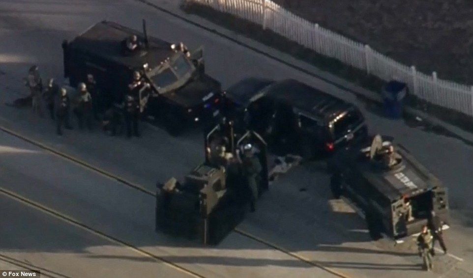 Video: el rescate en San Bernardino - 2F0122CD00000578-3343309-What_appeared_to_be_a_second_body_center_was_then_pulled_from_th-m-36_1449108626044