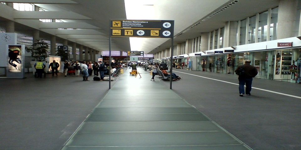 Detienen a un hombre por maletas con cocaína en el AICM