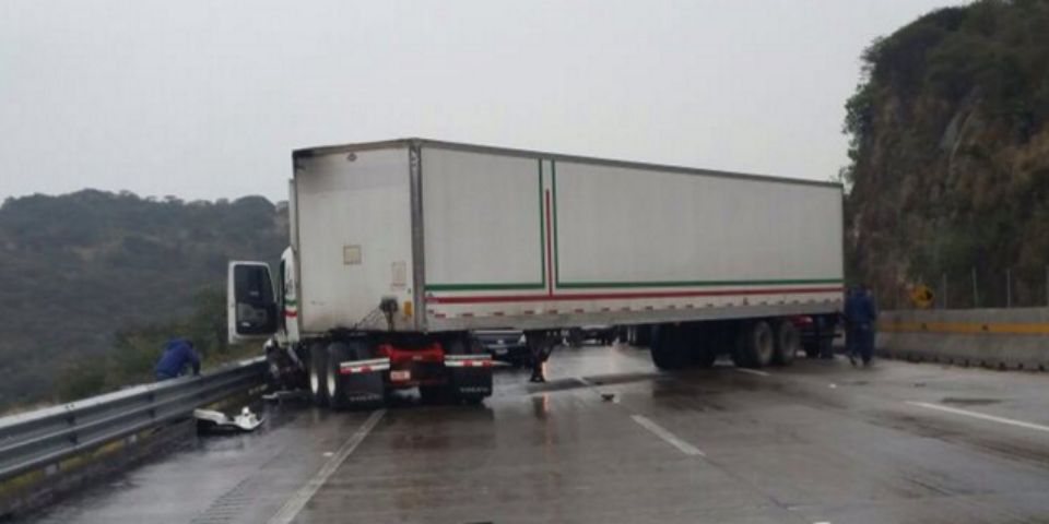 Cerrada la Autopista México-Querétaro por accidente de tráiler