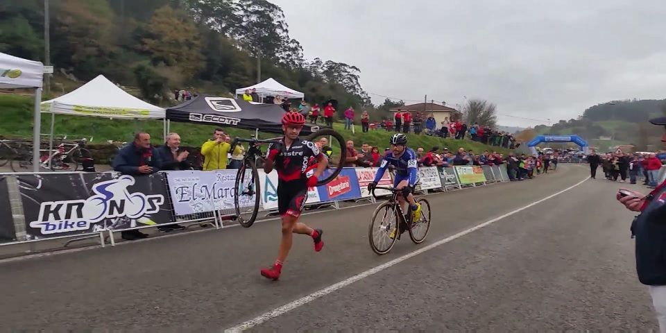 Video: ciclista español realiza el Fair Play del año