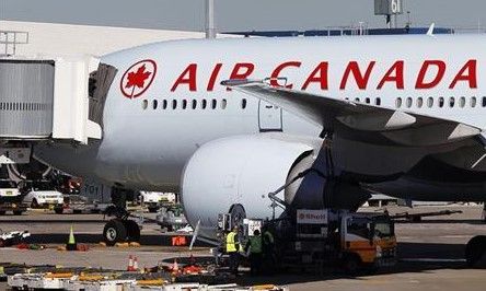 Air Canada separa a menor de su familia por sobreventa