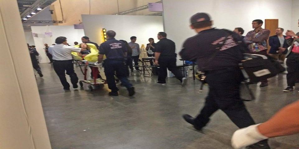 Apuñalan a mujer en feria de arte y todos creen que es actuación