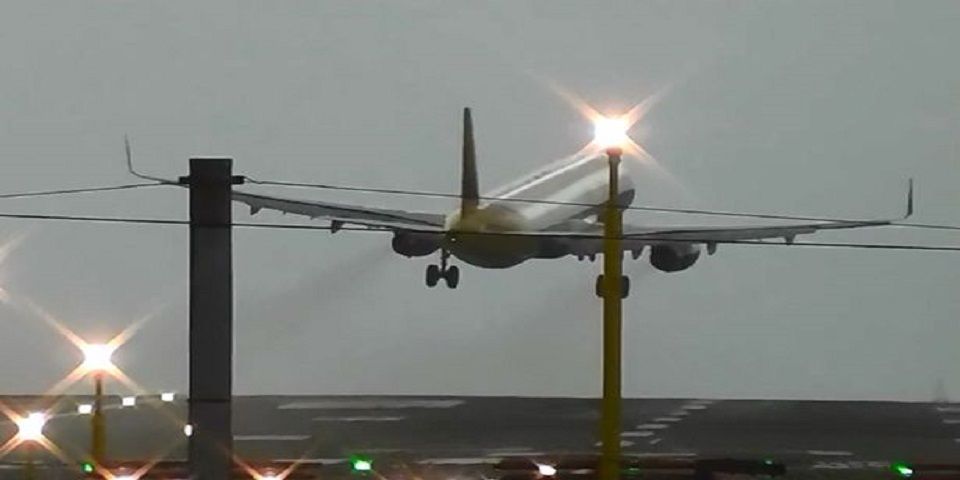 Video: fuerte viento impide aterrizaje de avión
