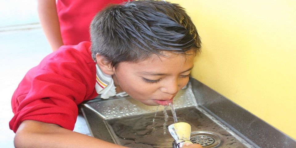 Instalarán 11 mil bebederos se instalarán en escuelas del país