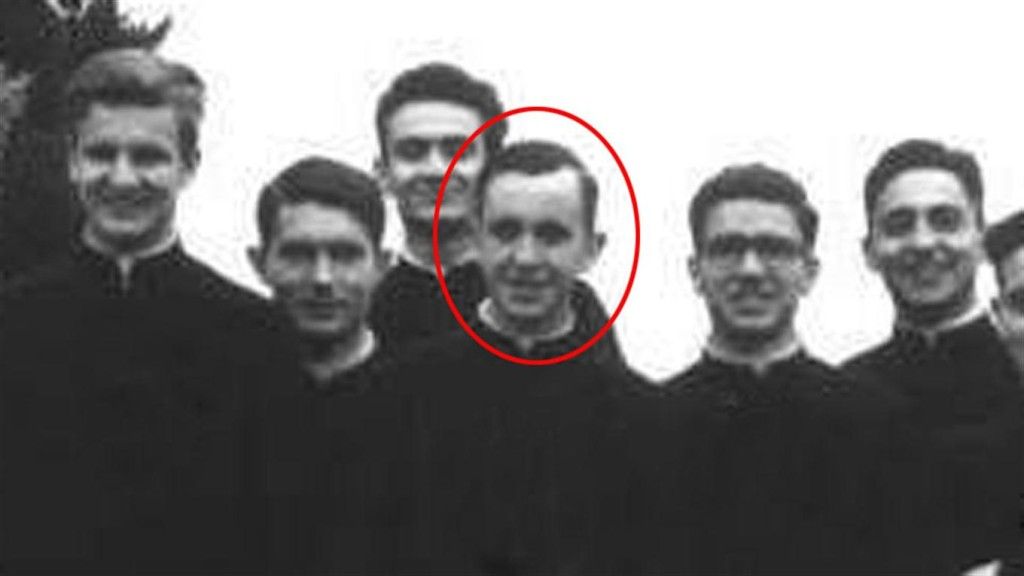 El regalo de cumpleaños de una editorial argentina al papa Francisco - Bergoglio-ordenacion-sacerdotal-Editorial-de-la-Palabra-de-Dios-1024x576