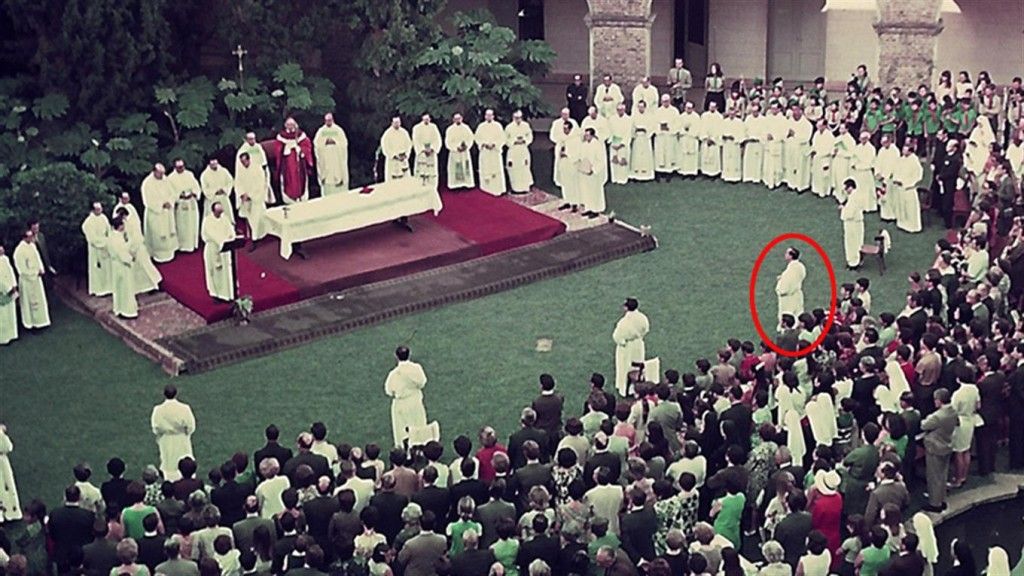 El regalo de cumpleaños de una editorial argentina al papa Francisco - Bergoglio-ordenacion-sacerdotal-Editorial-de-la-Palabra-de-Dios2-1024x576