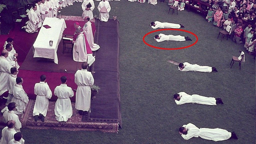 El regalo de cumpleaños de una editorial argentina al papa Francisco - Bergoglio-ordenacion-sacerdotal-Editorial-de-la-Palabra-de-Dios3-1024x576