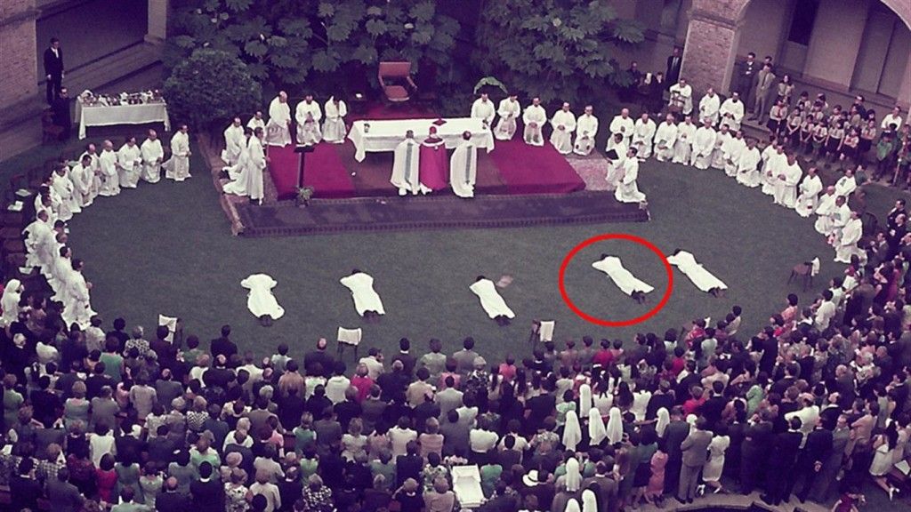 El regalo de cumpleaños de una editorial argentina al papa Francisco - Bergoglio-ordenacion-sacerdotal-Editorial-de-la-Palabra-de-Dios4-1024x576