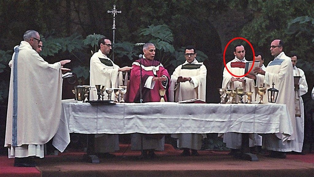 El regalo de cumpleaños de una editorial argentina al papa Francisco - Bergoglio-ordenacion-sacerdotal-Editorial-de-la-Palabra-de-Dios5-1024x576