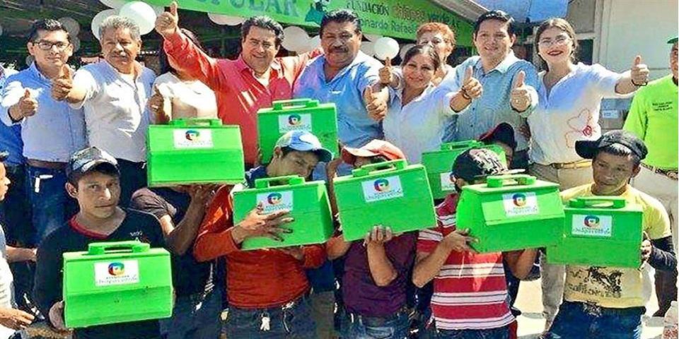 Diputado del Verde regala cajones de bolero a niños de Chiapas