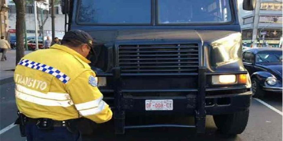 Camión de granaderos estrena nuevo Reglamento de Tránsito