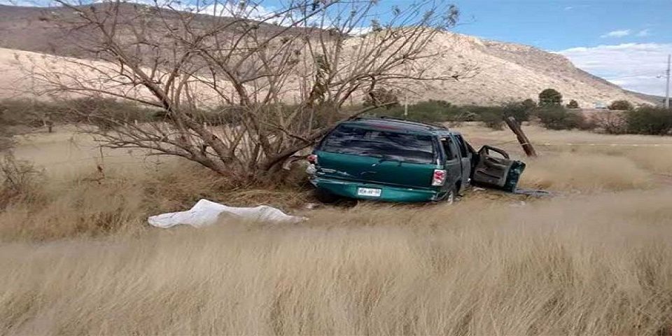 Volcadura de camioneta provoca un muerto en Aguascalientes