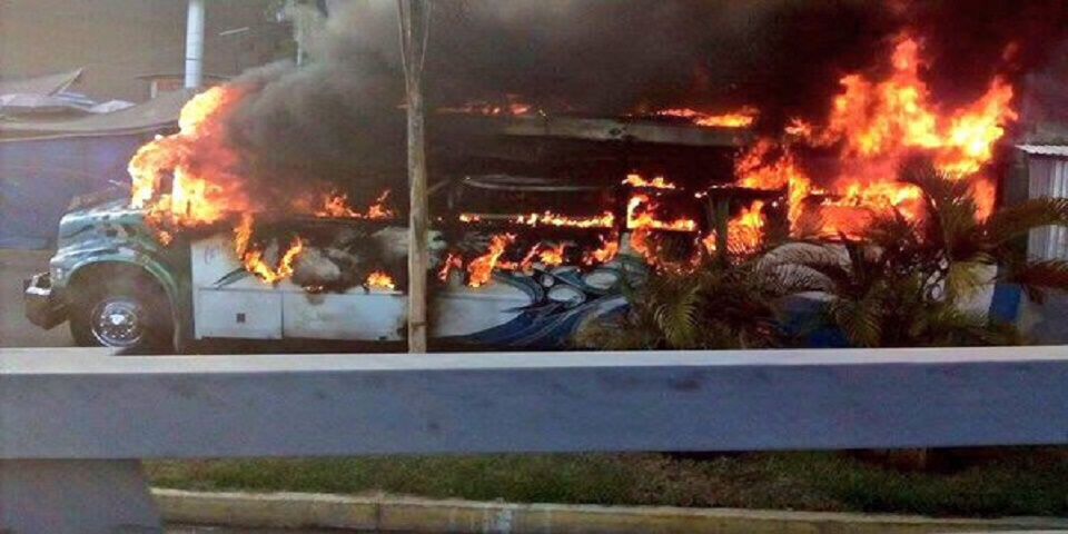 Cuatro muertos y un camión incendiado en Guerrero
