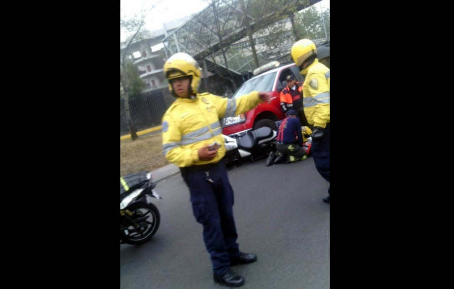 Bomberos atropellan a agentes de tránsito en CU
