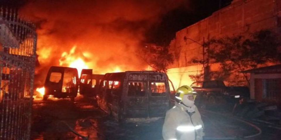 Quince unidades de transporte quemadas por incendio en Chiapas