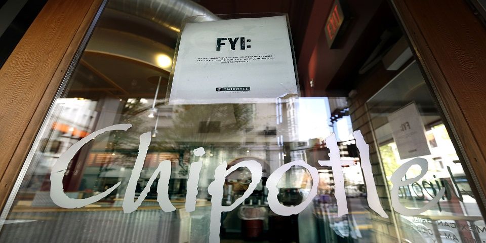 Crece brote de E. coli vinculado con cadena Chipotle