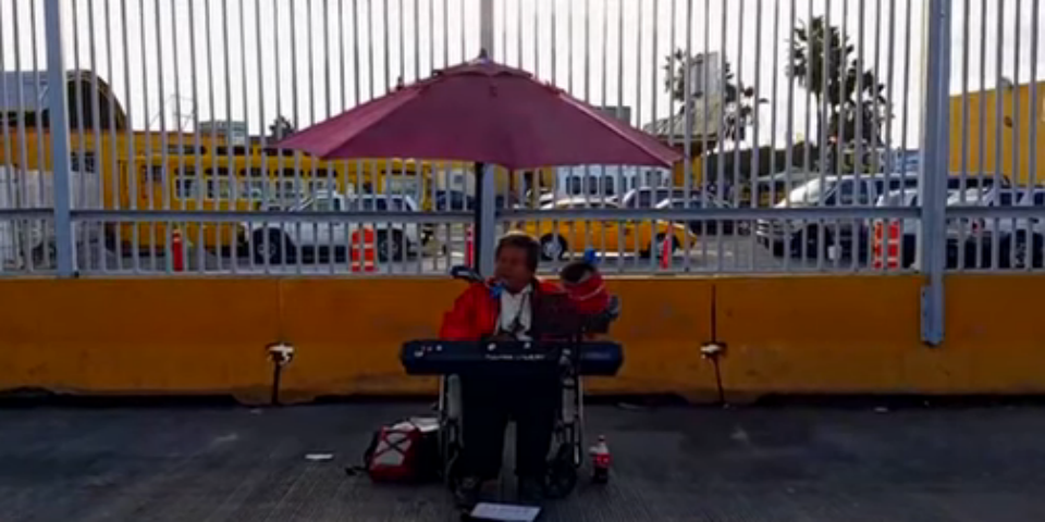 Daniel, el tecladista del puente fronterizo