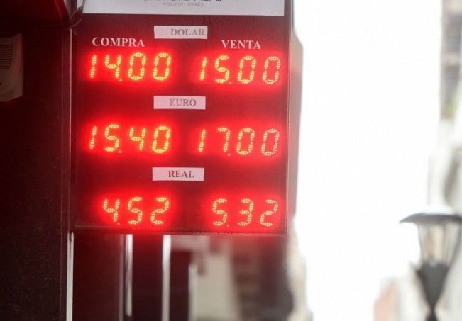 Peso argentino se devalúa 30 por ciento - Dolar-argentina