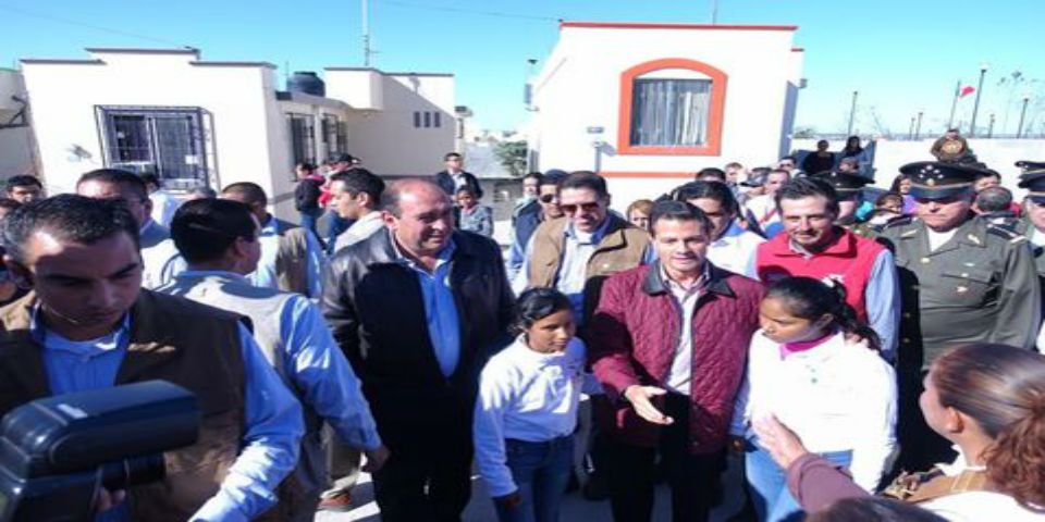 EPN entrega viviendas a damnificados de tornados en Coahuila