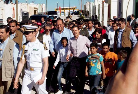 EPN entrega viviendas a damnificados de tornados en Coahuila - Enrique_Pena_Nieto-Ruben_Moreira_Valdez-tornado_Acuna-tornado_Coahuila_MILIMA20151215_0285_8