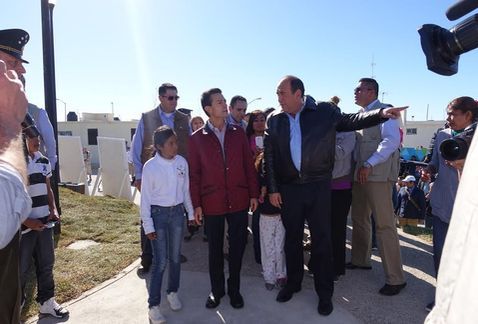 EPN entrega viviendas a damnificados de tornados en Coahuila - Enrique_Pena_Nieto-Ruben_Moreira_Valdez-tornado_Acuna-tornado_Coahuila_MILIMA20151215_0286_8