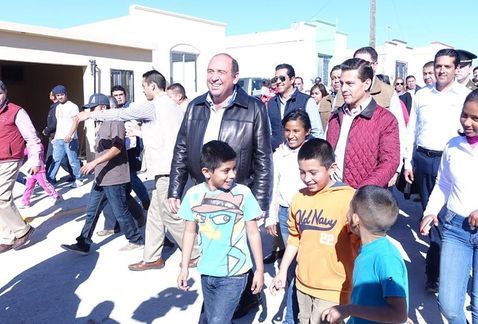 EPN entrega viviendas a damnificados de tornados en Coahuila - Enrique_Pena_Nieto-Ruben_Moreira_Valdez-tornado_Acuna-tornado_Coahuila_MILIMA20151215_0291_8