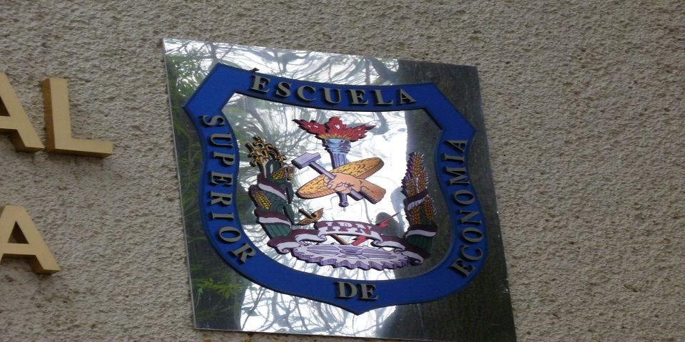 Roban vales de despensa del IPN