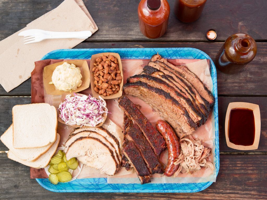 Los cinco restaurantes a los que entrar es una misión imposible - FN_Austin-FranklinBBQ-Plate_s4x3-1024x768