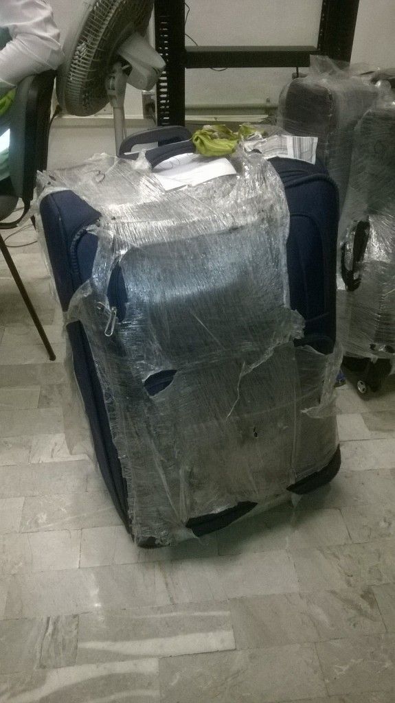 Detienen a un hombre por maletas con cocaína en el AICM - IMG-20151218-WA0010-575x1024