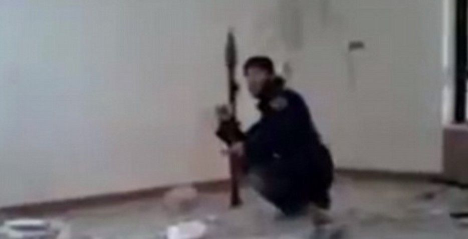 Video: integrante de Estado Islámico falla en lanzamiento de cohete