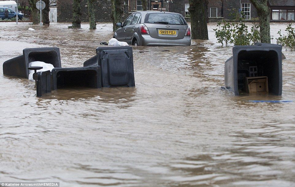 Rescatan a 12 personas de un autobús en inundación Rescatan a 12 personas de un autobús en inundación